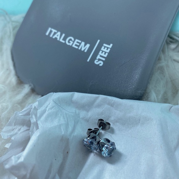 NWOT ITALGEM Cubic Zirconia Studs - Picture 4 of 5